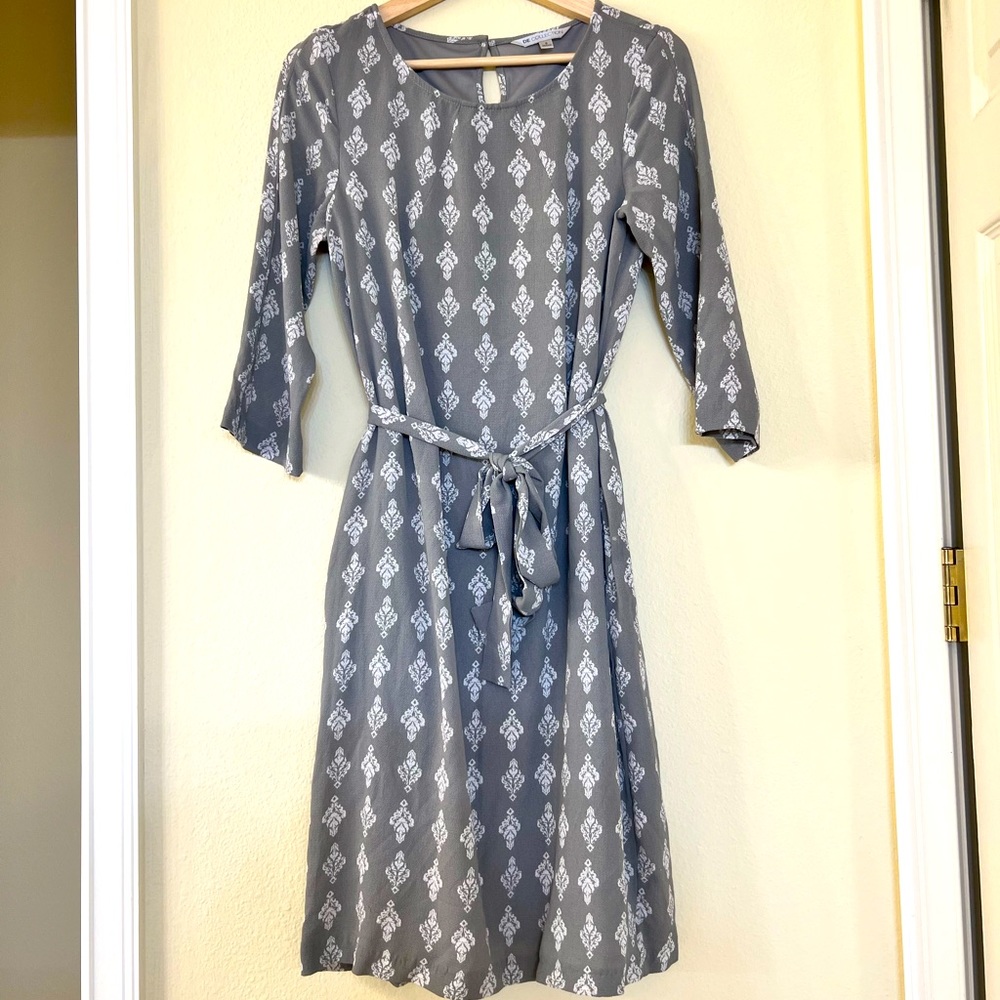 Grey dress size small with belt. Super cute! Good condition.